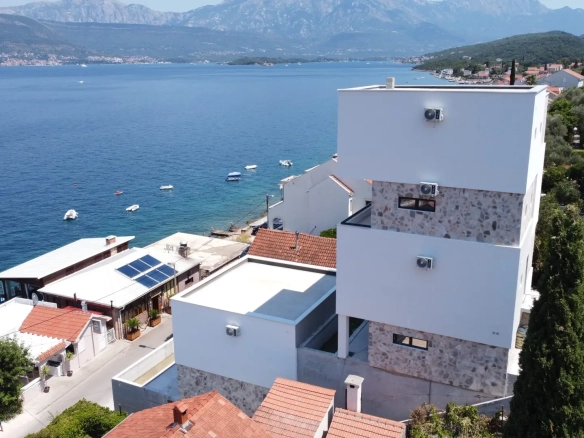 Vila s bazenom uz more u Krašićima