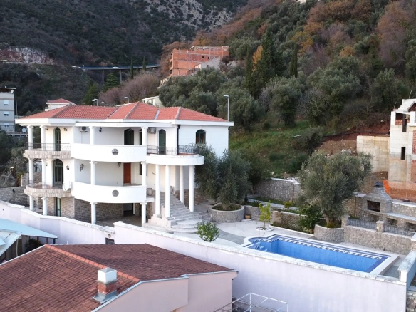 Kuća s bazenom i pogledom na more