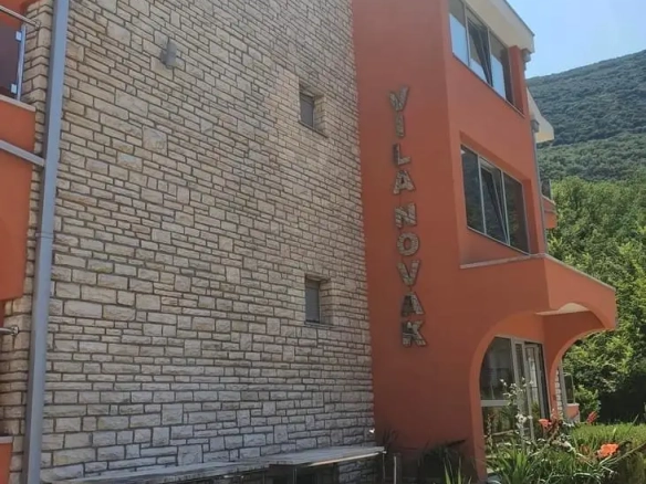 Kuća apartmanskog tipa u Sutorini