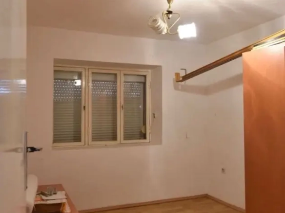 Kuća sa placem na Cetinju