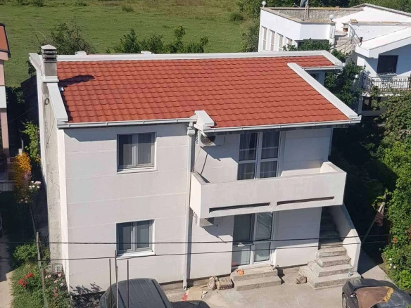 Dvospratna kuća sa placem u naselju Polje