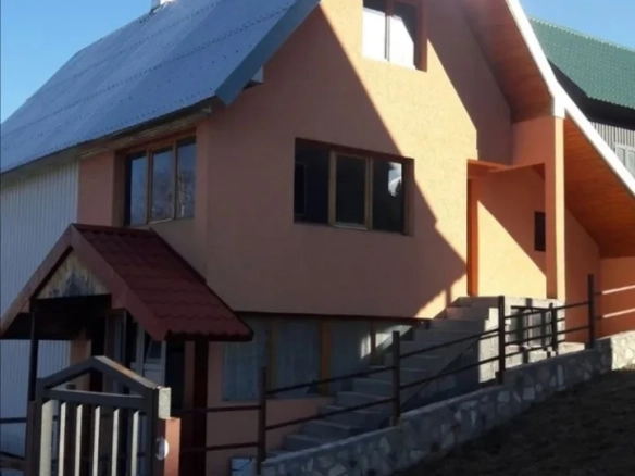 Dvospratna kuća sa placem u Žabljaku