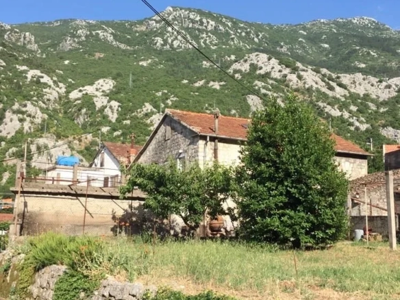 Stara kamena kuća u Škaljarima