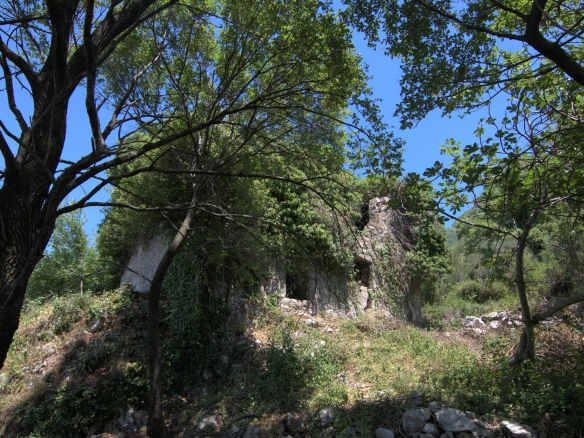 Plac sa kamenim kućištem