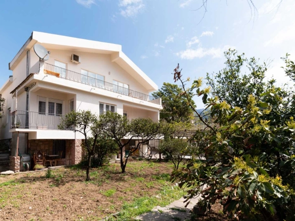 Dvospratna kuća sa dvorištem u Šušnju