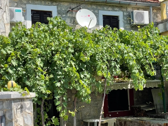 Kamena kuća sa placem u Đenovićima