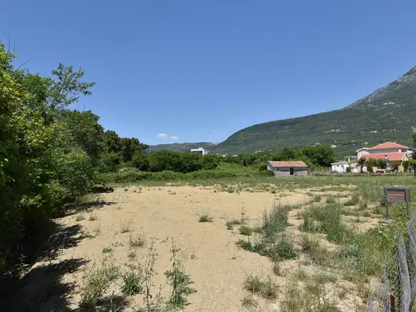 Urbanizovan plac uz Jadransku magistralu