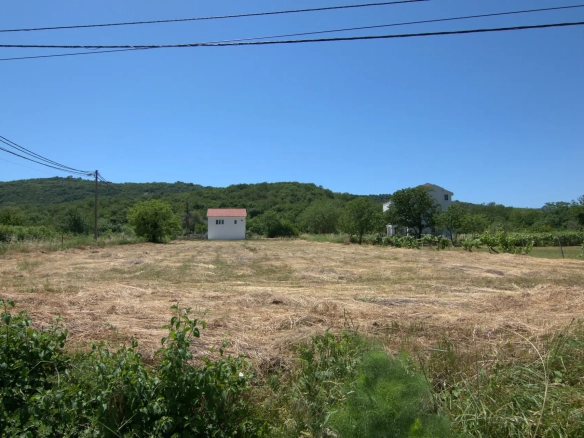 Urbanizovan plac na skretanju ka Bigovi