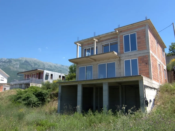 Kuća u izgradnji sa placom na putu ka Bigovi