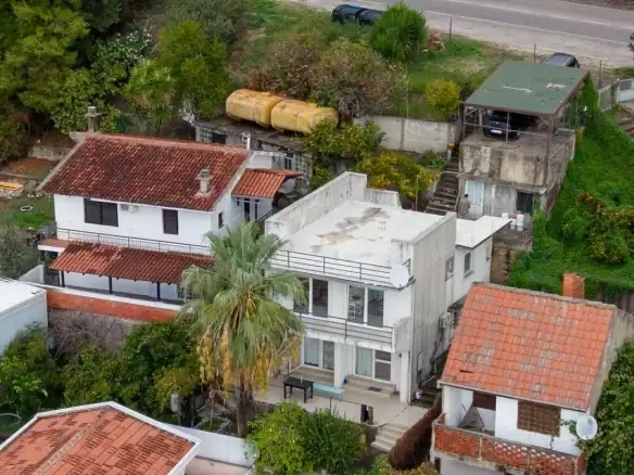 Renovirana kuća sa dvorištem u Dobroj Vodi