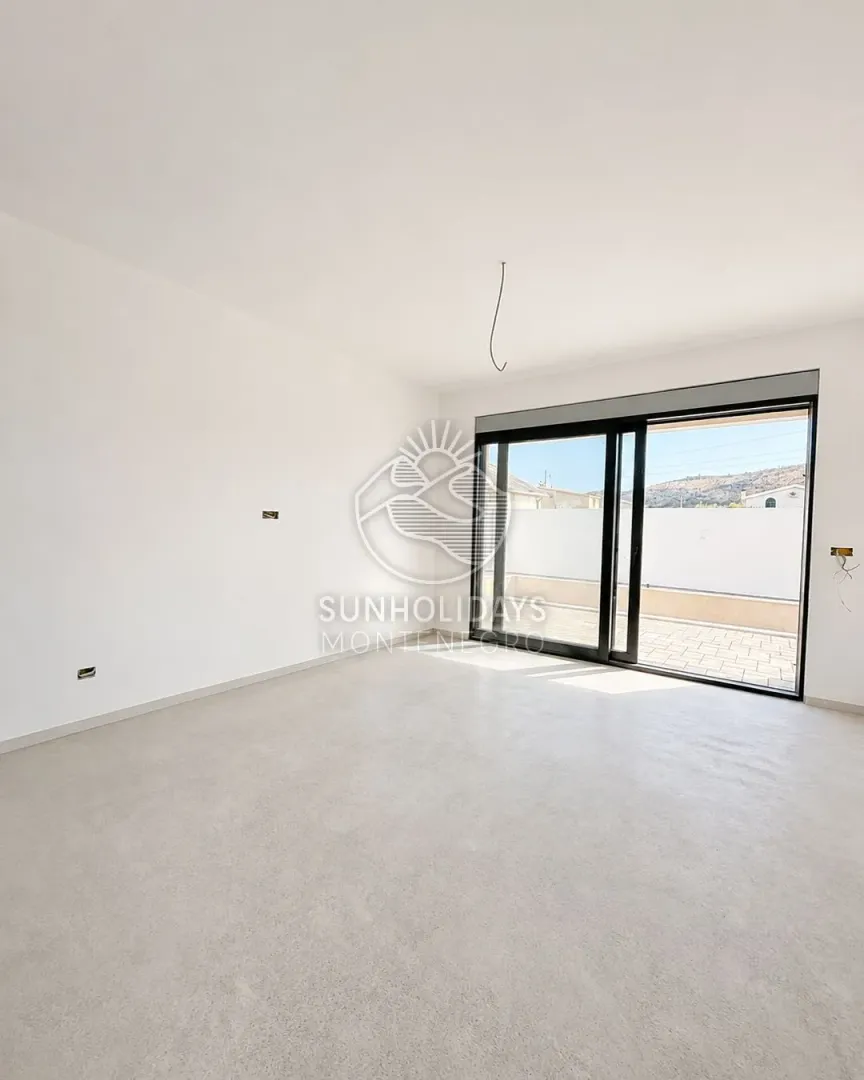 Vila-sa-privatnim-bazenom-u-naselju-Polje-Bar-1 Kuća 280 m² – Polje, Bar — fotografija 2