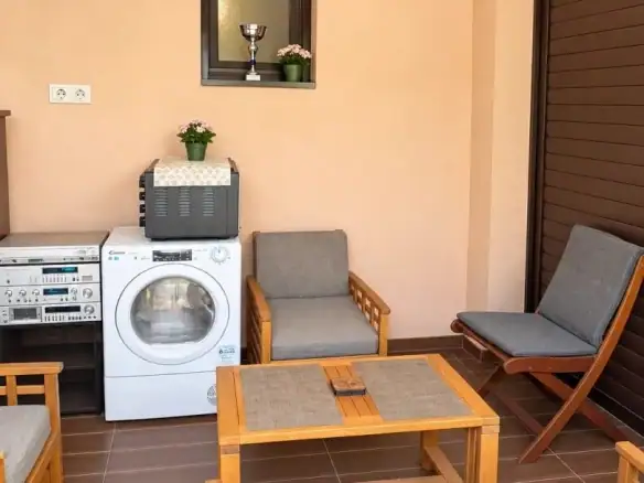 Porodična kuća sa baštom u naselju Polje