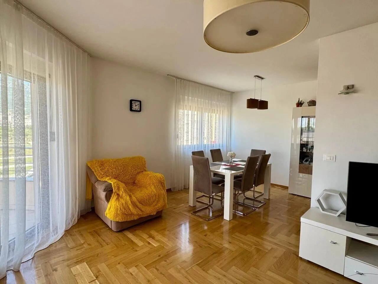 Ugaoni-dvosoban-stan-na-Bulevaru-revolucije-Bar-1 Dvosoban stan 88 m² – Bar — fotografija 2