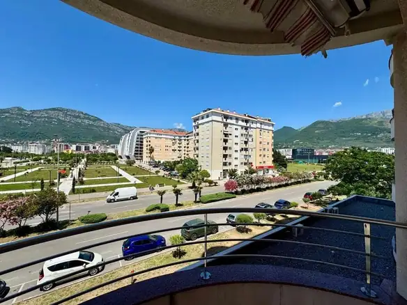 Dvosoban stan 88 m² – Bar — fotografija 4