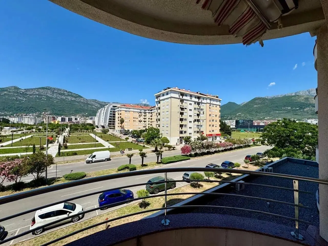Ugaoni-dvosoban-stan-na-Bulevaru-revolucije-Bar-3 Dvosoban stan 88 m² – Bar — fotografija 4