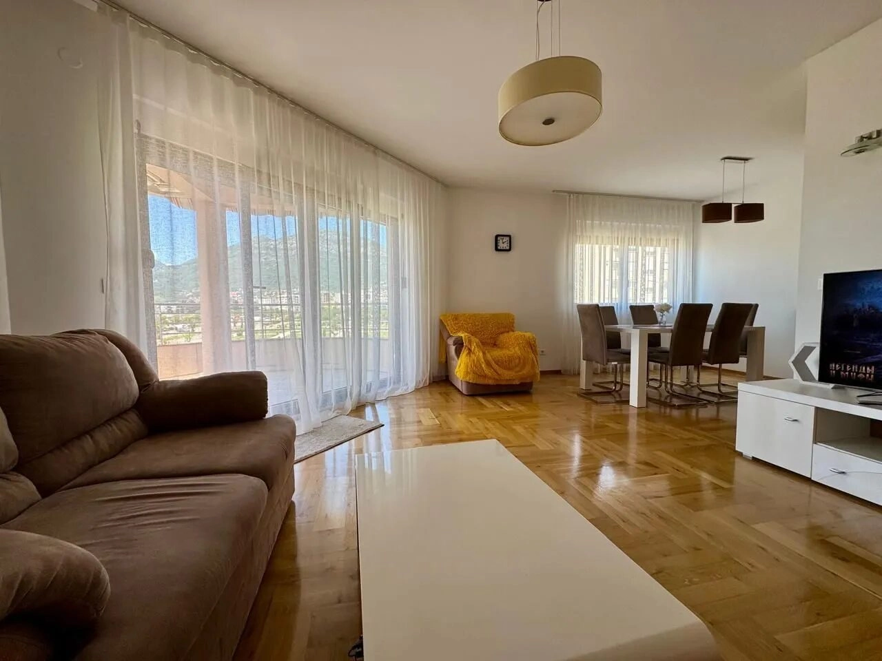 Ugaoni-dvosoban-stan-na-Bulevaru-revolucije-Bar-4 Dvosoban stan 88 m² – Bar — fotografija 5