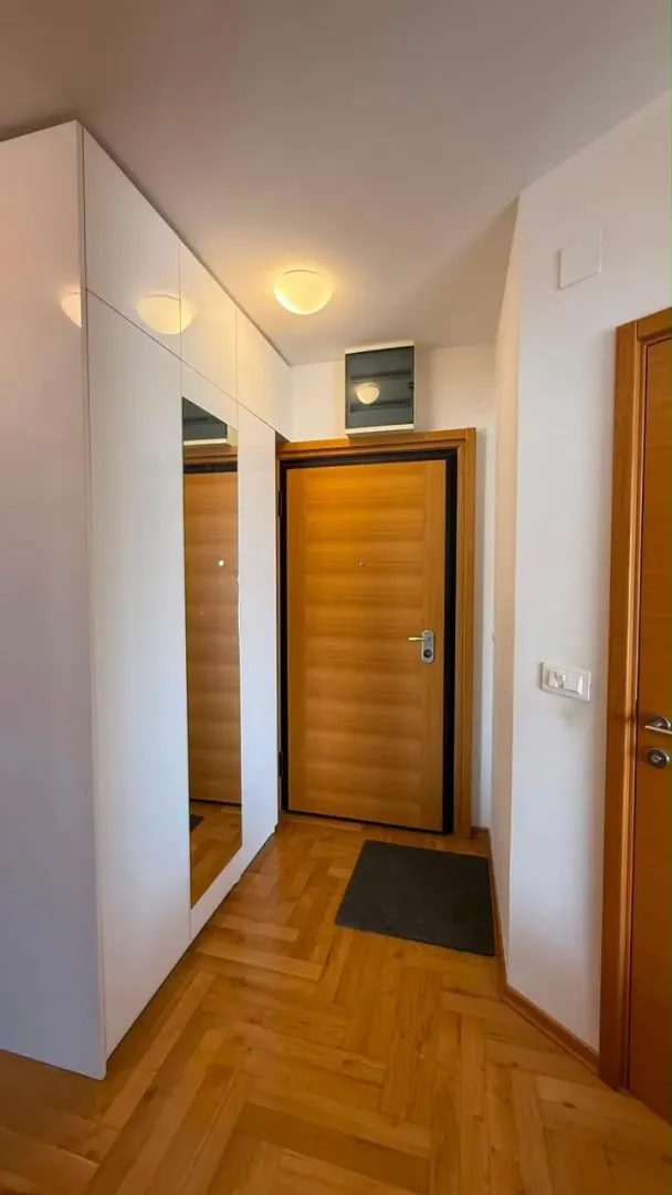 Ugaoni-dvosoban-stan-na-Bulevaru-revolucije-Bar-7 Dvosoban stan 88 m² – Bar — fotografija 8