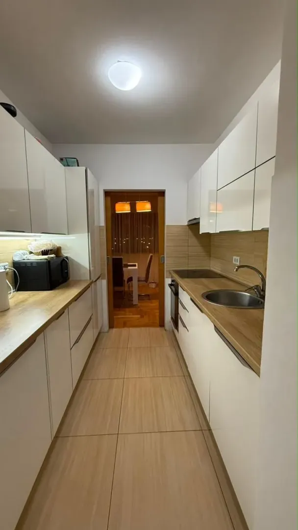 Ugaoni-dvosoban-stan-na-Bulevaru-revolucije-Bar-9 Dvosoban stan 88 m² – Bar — fotografija 10