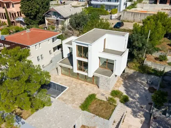 Kuća sa bazenom i garažom u Zelenom pojasu