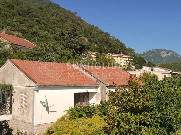 Dvije kuće s dvorištem u Petrovcu