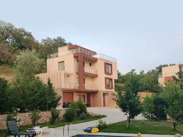 Kuća sa bazenom u Dobroj Vodi