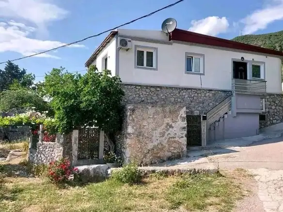 Kamena kuća u Dobroj Vodi