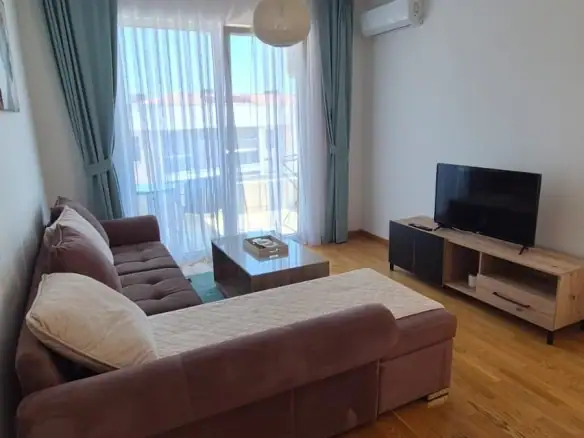 Dvosoban stan sa pogledom na more u Bečićima, Budva