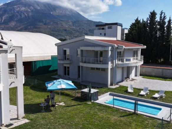 Kuća sa bazenom u naselju Polje