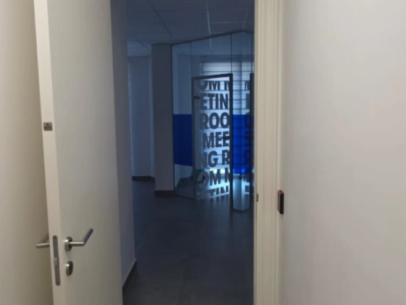 Izdavanje: Poslovni prostor 158 m² – Bečići, Budva — fotografija 5