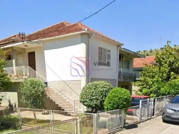 Kuća sa dvorištem i garažom
