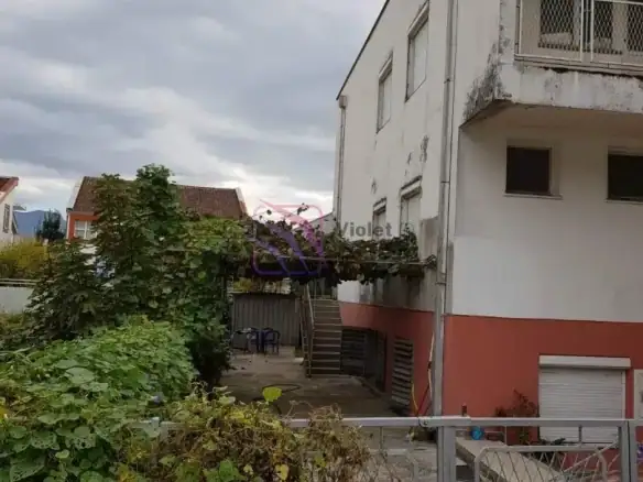 Dvojna kuća sa dvorištem i garažom