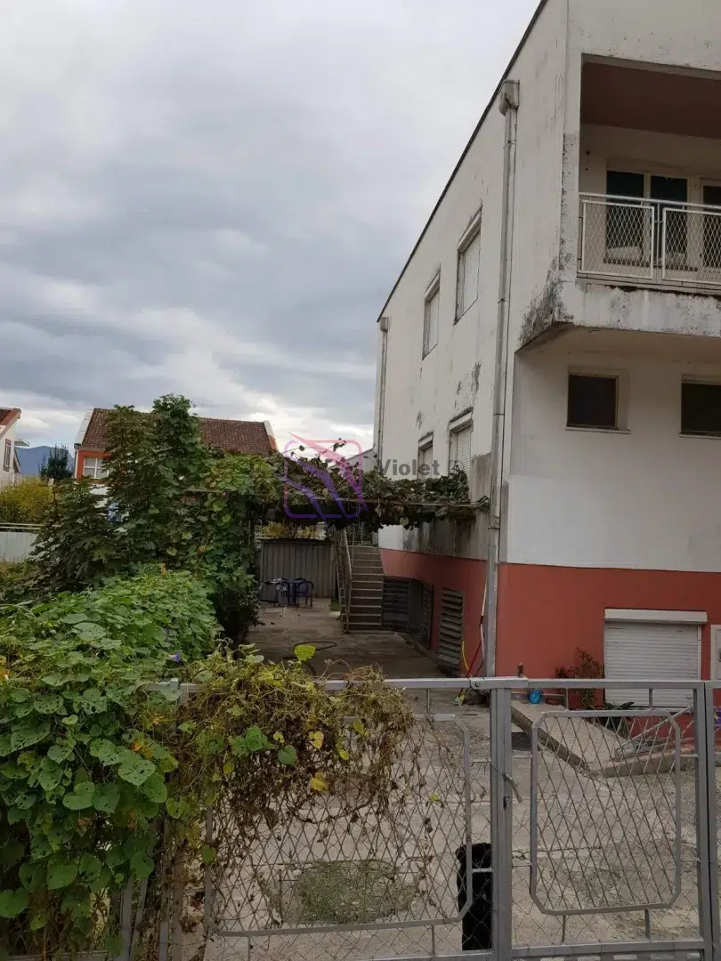 Dvojna-kuca-sa-dvoristem-i-garazom-Momisici-Podgorica Dvojna kuća sa dvorištem i garažom