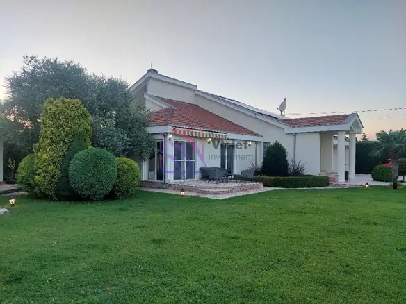 Kuća s velikim placem u Farmacima