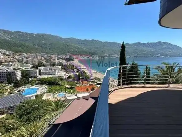 Trosoban stan sa pogledom na more