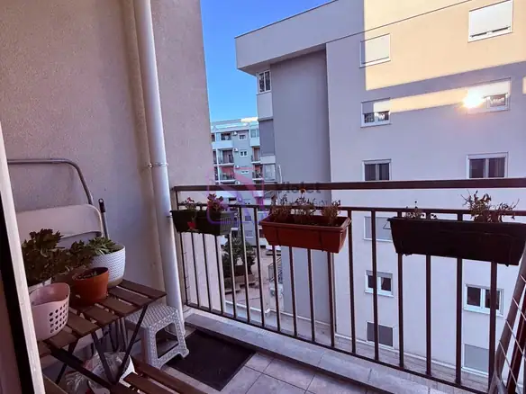 Dvosoban stan na City keju, Podgorica — fotografija 2