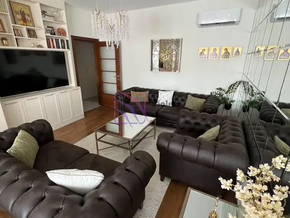 Trosoban stan u kompleksu M-Residence