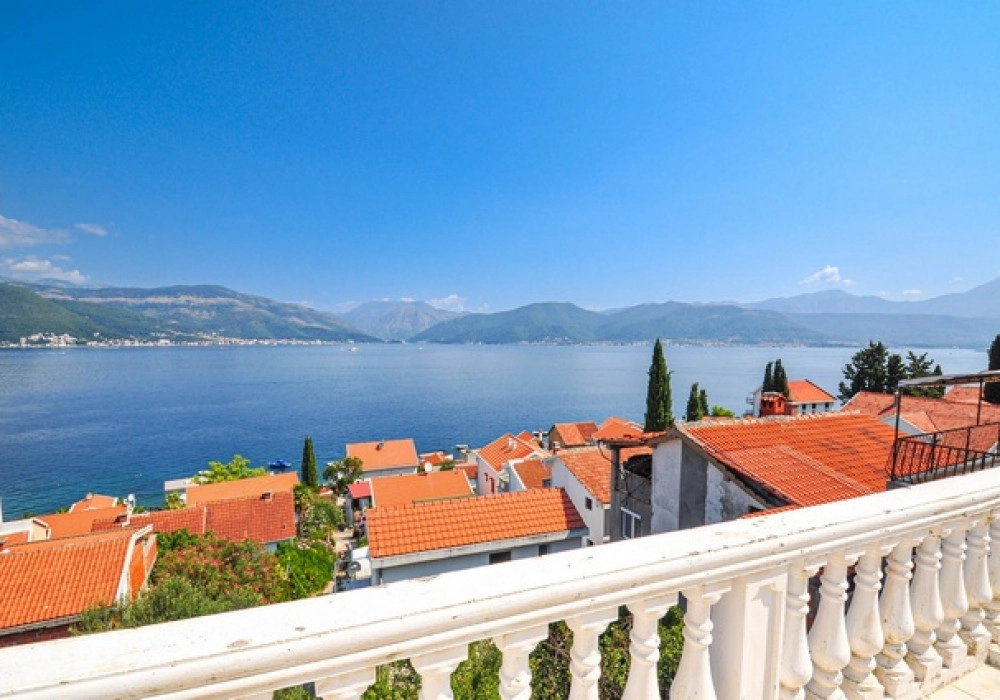 Kuca-sa-sest-soba-u-Krasicima-Tivat Kuća sa pogledom na more u Krašićima