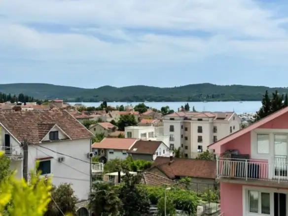Dvosoban stan sa pogledom na more u Mažini