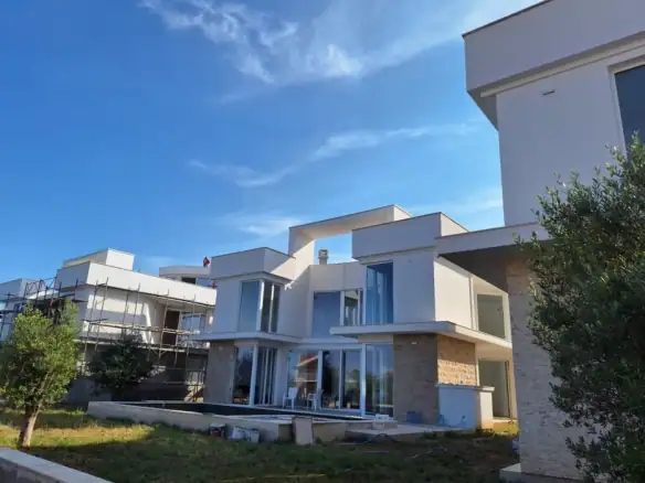 Nova kuća sa bazenom u Krimovici