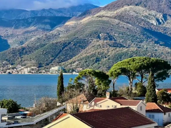 Dvosoban stan sa terasom i bazenom u Mažini