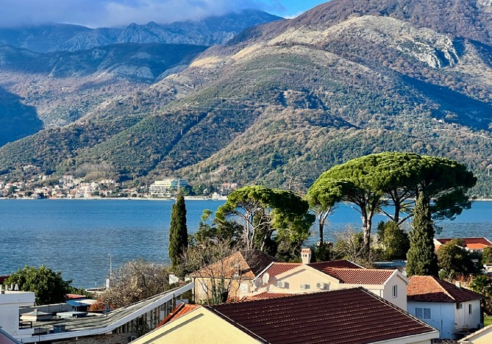Dvosoban-stan-sa-terasom-i-bazenom-u-Mazini-Tivat Dvosoban stan sa terasom i bazenom u Mažini