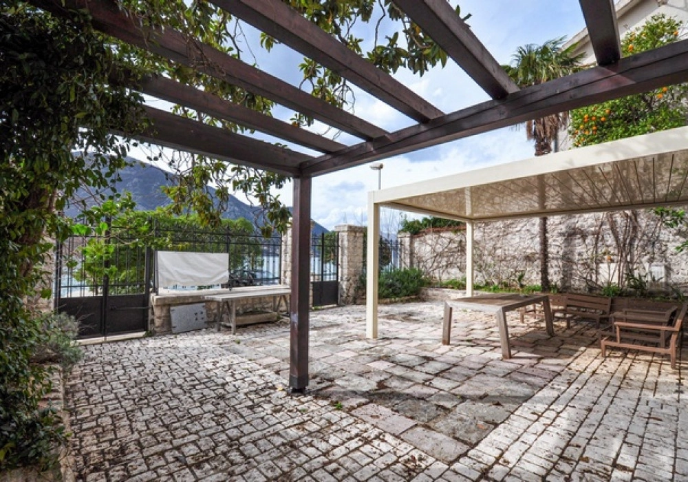 Kamena-kuca-sa-pristanistem-u-Dobroti-Kotor-1 Kuća – Dobrota, Kotor — fotografija 2