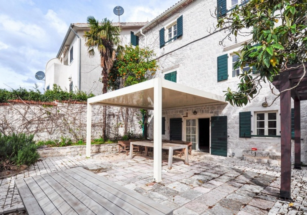 Kamena-kuca-sa-pristanistem-u-Dobroti-Kotor-2 Kuća – Dobrota, Kotor — fotografija 3