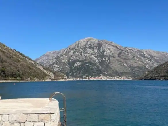 Kuća sa bazenom i pristaništem u Kamenarima