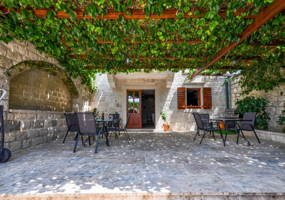 Kamena-kuca-uz-more-sa-pristanistem-u-Dobroti-Kotor-2 Kuća – Dobrota, Kotor — fotografija 3