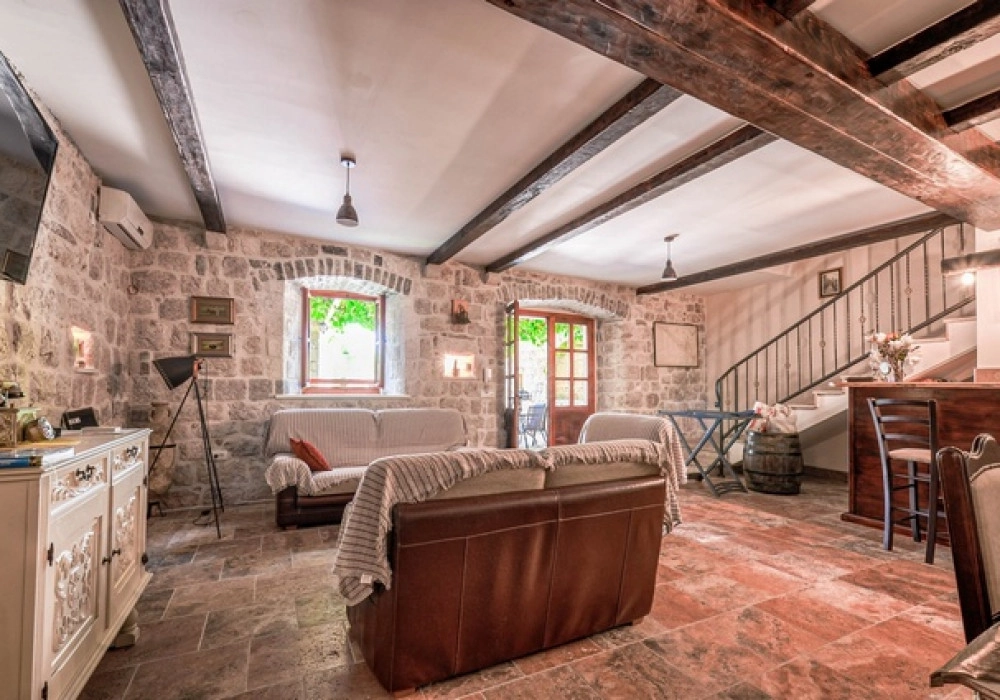 Kamena-kuca-uz-more-sa-pristanistem-u-Dobroti-Kotor-3 Kuća – Dobrota, Kotor — fotografija 4