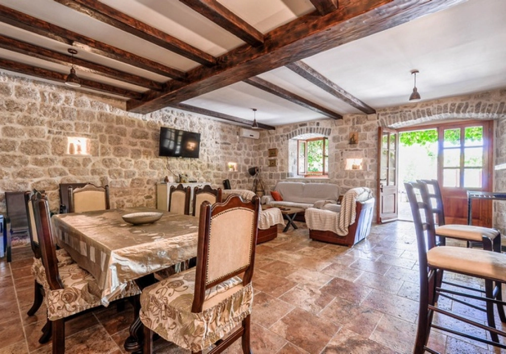 Kamena-kuca-uz-more-sa-pristanistem-u-Dobroti-Kotor-4 Kuća – Dobrota, Kotor — fotografija 5