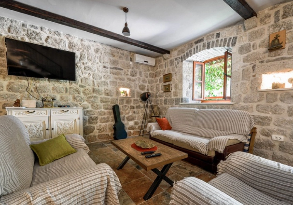 Kamena-kuca-uz-more-sa-pristanistem-u-Dobroti-Kotor-5 Kuća – Dobrota, Kotor — fotografija 6