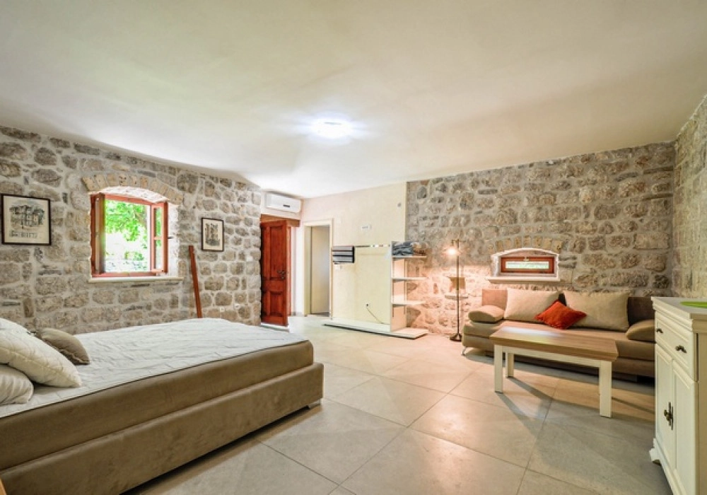 Kamena-kuca-uz-more-sa-pristanistem-u-Dobroti-Kotor-10 Kuća – Dobrota, Kotor — fotografija 11