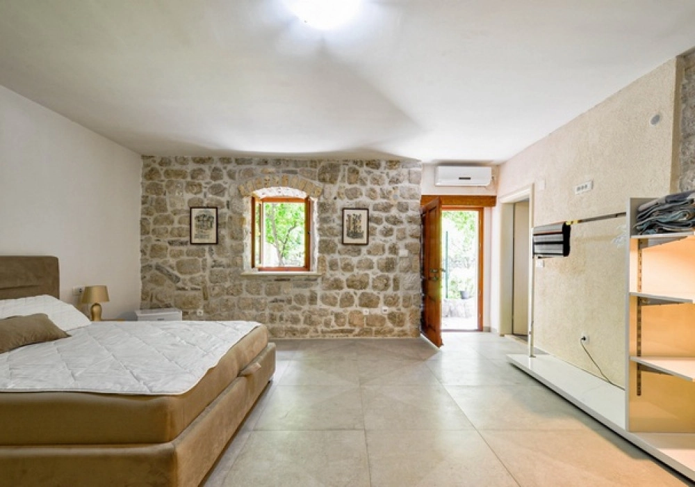 Kamena-kuca-uz-more-sa-pristanistem-u-Dobroti-Kotor-11 Kuća – Dobrota, Kotor — fotografija 12